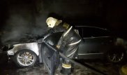 Два автомобиля сгорели во дворе жилого дома в Алматы