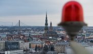 В Латвии требуют снизить зарплату врачам