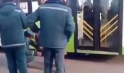 Водитель автомобиля залез под автобус, чтобы не платить штраф