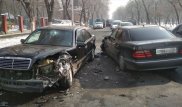 Два Mercedes E-класса столкнулись в Алматы