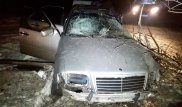Ночное ДТП в Алматы: Mercedes несколько раз перевернулся, погибла девушка
