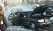 Mercedes загорелся в центре Астаны