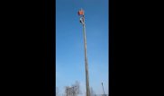 Мужчина сорвался с вершины столба на праздновании Масленицы