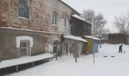 "Со стен падают кирпичи": 14 семей живут в бывшей конюшне в Уральске