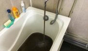 "Почти черная вода". Жители Уральска жалуются на качество горячей воды