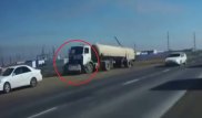 В Сети появилось видео лобового столкновения газовоза и легковушки в Актау