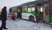 Автобус и Chevrolet вылетели на тротуар после столкновения в Астане: есть пострадавший