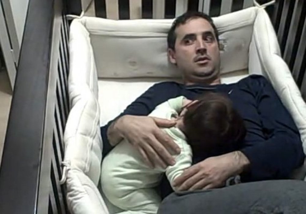 Кадр из видео Father goes into baby crib! / Youtube