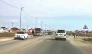 Водитель вышвырнул пассажира: курьезный случай в Актау попал на видео