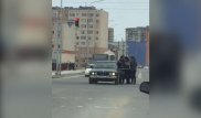 Подзатыльники и толчки: Разборки на дороге в Актау попали на видео