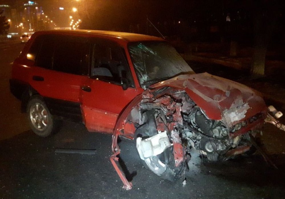 Toyota врезалась в деревья в Алматы: водитель госпитализирован
