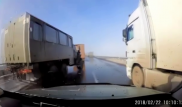 Водитель грузовика чудом избежал аварии с бензовозом: В Сети появилось видео