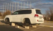 Land Cruiser пробил 4 колеса при выезде с парковки аэропорта Актау