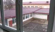 Школьницу 20 минут отговаривали прыгать из окна, но она шагнула вниз