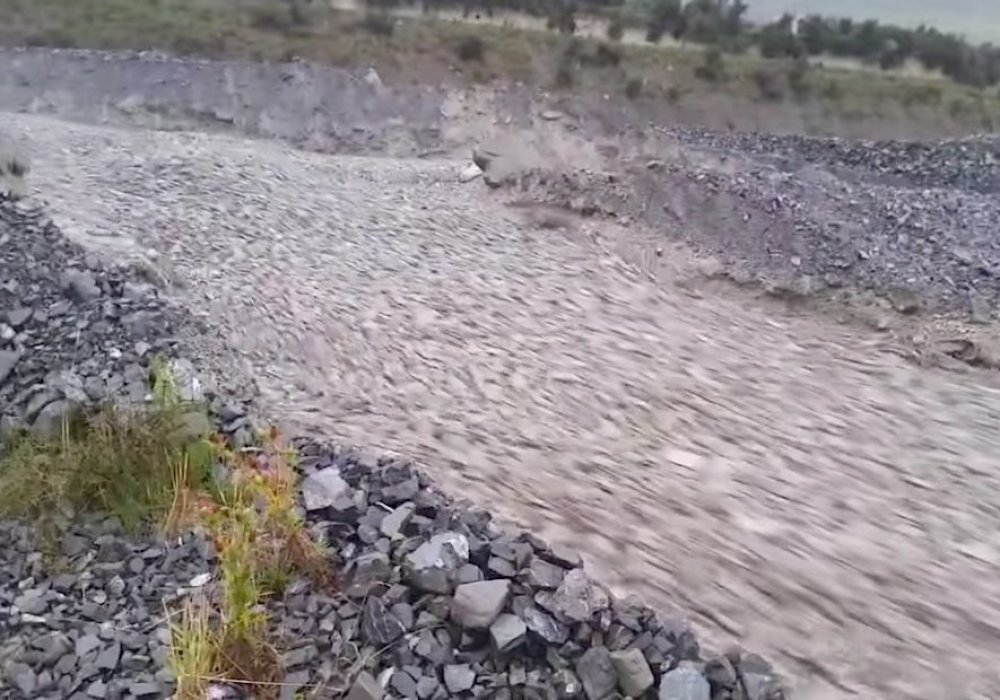 Кадр из видео Heavy Rain From Ex Cyclone Gita Turns Rakaia River into a River of Rock / Youtube