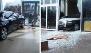 Мужчина въехал в витрину автосалона на новом Rolls-Royce в Алматы