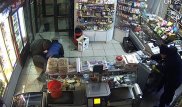 Трое с гвоздодером: Дерзкое ограбление магазина в Костанае попало на видео
