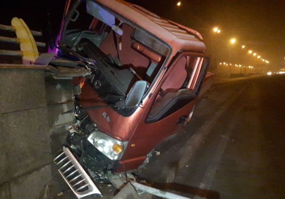 Пьяный парень угнал грузовик и попал в ДТП в Алматы