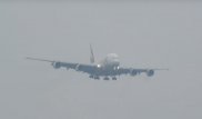 Посадку крупнейшего авиалайнера в шторм сняли на видео