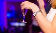Пьяная женщина разбила дверь в клубе и обматерила полицейского в Талдыкоргане
