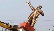В Индии толпа снесла памятник Ленину