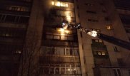 Жильцов 10-этажного дома эвакуировали из-за пожара на балконе со стройматериалами