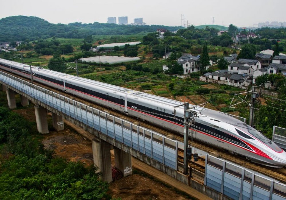 Высокоскоростной поезд длиной более 400 метров впервые испытали в Китае
