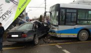 Автобус столкнулся с Mercedes в Алматы: 8 человек пострадали