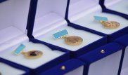 Гранты для обладателей "Алтын белгi" планируют распределять по-новому