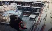 В очках, с водкой в штанах - кража в Актау попала на видео