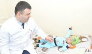 Младенца, у которого нашли 16 иголок в теле, выписали из больницы