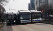 Автобусы и троллейбус перегородили проспект Абая в Алматы - причину объяснили в автопарке