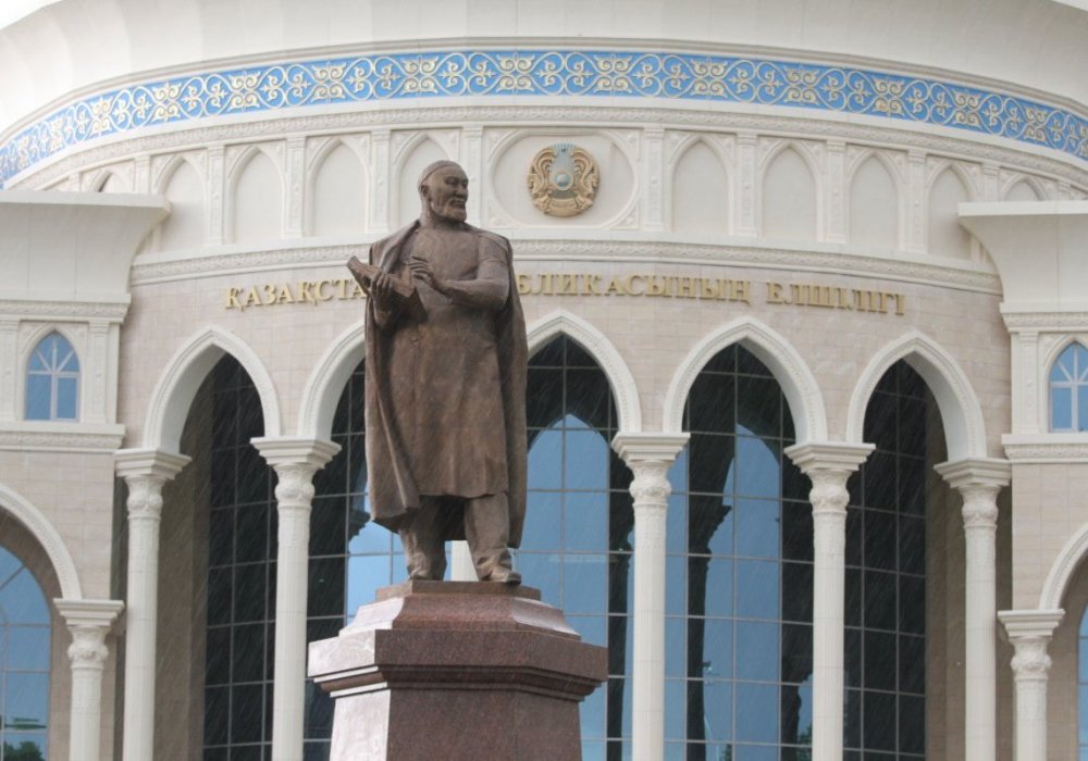 Памятник Абаю напротив нового посольства РК в Узбекистане. Фото ©Данияр Бозов