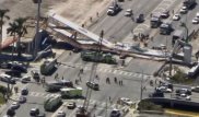 Пешеходный мост рухнул на людей в США, есть погибшие