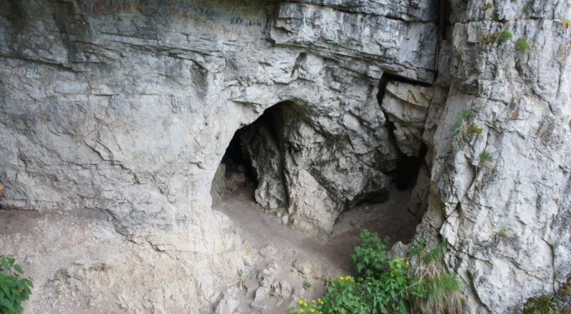 Вход в Денисову пещеру. © Wikimedia