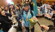 Лимузин с цветами. Как в Астане встречали первого казахстанского чемпиона Паралимпиады