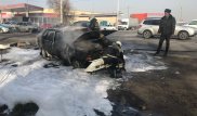 Машина сгорела дотла напротив рынка "Семиречье" в Алматы
