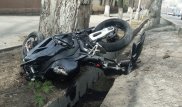 Мотоцикл ударил Toyota и влетел в дерево в Алматы