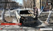 Две машины сожгли в центре Караганды
