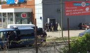 Террорист ИГ захватил заложников и открыл огонь по спецназу во Франции