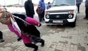 Тянущая "Ниву" женщина удивила пользователей Казнета