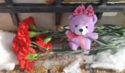 Цветы и мягкие игрушки. Жители Астаны скорбят по погибшим в Кемерово