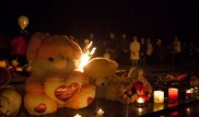 Алматинцы запустили белые шары в память о погибших в Кемерово