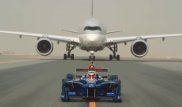 Болид Formula E устроил гонку с двумя самолетами