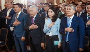 Пользователей заинтересовало, кто стоял рядом с Атамбаевым