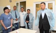 Аким ЮКО Жансеит Туймебаев проведал отравившихся мороженым