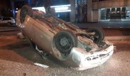В Алматы из-за открытого люка перевернулся автомобиль