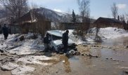 В ВКО потоком воды смыло замакима района в автомобиле