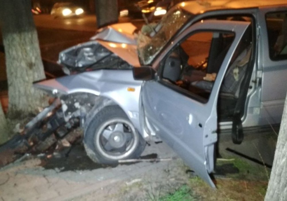 В Алматы 25-летний водитель Volkswagen погиб врезавшись в дерево
