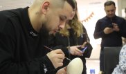Певец Monatik встретился с воспитанниками детского дома в Астане